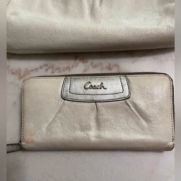 Vintage Coach Ashley White Silver Leather Shoulder Handbag With Matching Wallet - Picture 4 of 11